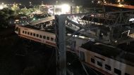По меньшей мере девять человек погибли и 50 получили ранения в результате железнодорожной аварии, произошедшей в четверг утром в Анкаре, - сообщили местные власти