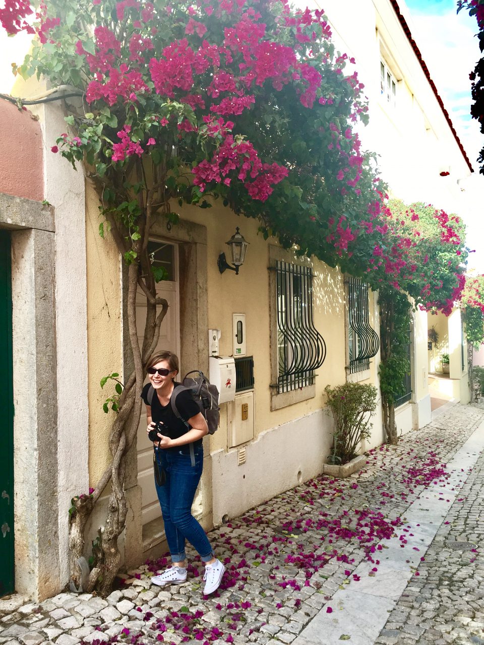 Архитектура также очаровала меня - красивые виллы и небольшие дома в ярких цветах, и извилистые, старые улицы, столь характерные для Португалии